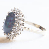 Anello a margherita vintage in oro bianco 14K con opale triplet e diamanti di taglio brillante (0.36ctw ca.), anni ‘60/‘70