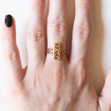 Anello in oro giallo 14K con diamanti di taglio rosetta e paste di vetro rosse, anni ‘40/‘50