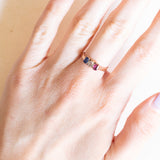 Trilogy antico in oro giallo 18K con zaffiro (0.20ct ca.), diamante (0.20ct ca.) e rubino (0.16ct ca.), anni ‘10/‘20