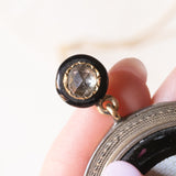 Pendente antico in oro giallo 14K e argento con micromosaico su onice rappresentante il Pantheon e con diamante di taglio rosetta (0.50ct ca.), seconda metà dell’800