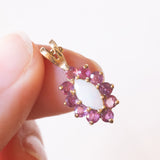 Collana con catenina in oro giallo 9K e con ciondolo in oro giallo 9K con opale e rubini sintetici, anni ‘80/‘90