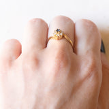 Anello a margherita vintage in oro giallo 18K con zaffiro (0.06ct ca.) e diamanti (0.09ctw ca.), anni ‘60/‘70
