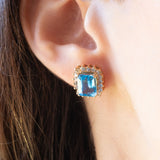 Orecchini a margherita vintage in oro giallo 14K con topazi azzurri (4.80ctw ca.) e diamanti di taglio brillante (0.72ctw ca.), anni ‘70/‘80