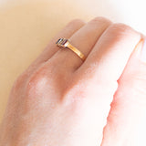 Trilogy antico in oro giallo 18K con zaffiro (0.20ct ca.), diamante (0.20ct ca.) e rubino (0.16ct ca.), anni ‘10/‘20