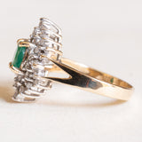 Anello vintage a navette in oro giallo e in oro bianco 14K con smeraldo (0.70ct ca.) e diamanti di taglio brillante (0.85ctw ca.), anni ‘60