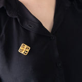 Spilla antica “portafortuna” in oro giallo 18K con perlina bianca, anni ‘30