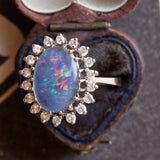 Anello a margherita vintage in oro bianco 14K con opale triplet e diamanti di taglio brillante (0.36ctw ca.), anni ‘60/‘70