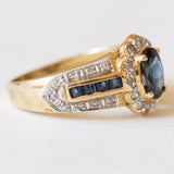 Anello a margherita + a fascia in oro giallo e in oro bianco 14K con zaffiri (1.10ctw ca.) e diamanti (0.21ctw ca.), anni ‘60
