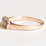 Trilogy antico in oro giallo 18K con zaffiro (0.20ct ca.), diamante (0.20ct ca.) e rubino (0.16ct ca.), anni ‘10/‘20