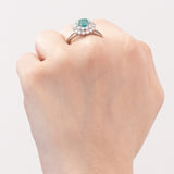 Anello a margherita+ballerina vintage in oro bianco 14K con smeraldo (1ct ca.) e diamanti (1.14ctw ca.), anni ‘60/‘70