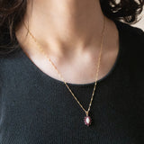 Collana con catenina in oro giallo 9K e con ciondolo in oro giallo 9K con opale e rubini sintetici, anni ‘80/‘90