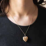 Ciondolo portafoto antico a forma di cuore con lamina in oro giallo 9K su metallo, primi del ‘900