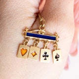 Ciondolo vintage in oro giallo 18K con smalti blu e con quattro carte pendenti con smalti arancioni e neri, anni ‘60