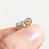 Orecchini punto luce vintage in oro giallo 9K con topazi azzurri, anni ‘90