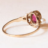 Anello antico in oro giallo 9K con rubino sintetico (1.20ct ca.) e perle bianche, anni ‘10