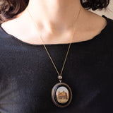 Pendente antico in oro giallo 14K e argento con micromosaico su onice rappresentante il Pantheon e con diamante di taglio rosetta (0.50ct ca.), seconda metà dell’800