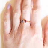 Trilogy antico in oro giallo 18K con zaffiro (0.20ct ca.), diamante (0.20ct ca.) e rubino (0.16ct ca.), anni ‘10/‘20