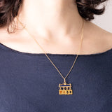Ciondolo vintage in oro giallo 18K con smalti blu e con quattro carte pendenti con smalti arancioni e neri, anni ‘60