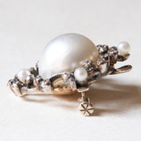 Spilla/ciondolo in oro giallo 14K e in argento con perla mabé bianca, perline bianche e diamanti di taglio vecchio, primi del ‘900