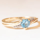 Anello vintage in oro giallo 9K con spinello azzurro sintetico di taglio a cuore (0.50ct ca.) e diamanti (0.03ctw ca.), anni ‘80/‘90
