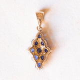 Ciondolo moderno in oro giallo 9K con zaffiri sintetici