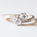 Toi et Moi antico in platino e in oro bianco 18K con diamanti centrali di taglio rosa coroné (0.70ctw ca.) e diamanti laterali di taglio rosetta, anni ‘20/‘30