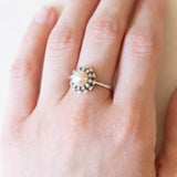 Anello vintage a margherita in oro bianco 18K con perla bianca e diamanti (0.24ctw ca.), anni ‘50/‘60