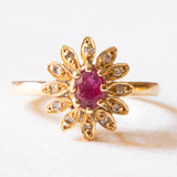 Anello a margherita vintage in oro giallo 18K con rubino (0.25ct ca.) e diamanti (0.06ctw ca.), anni ‘60