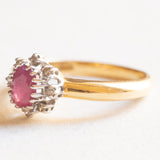 Anello a margherita vintage in oro giallo e bianco 18K con rubino e diamanti (0.06ctw ca.), anni ‘70