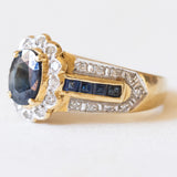 Anello a margherita + a fascia in oro giallo e in oro bianco 14K con zaffiri (1.10ctw ca.) e diamanti (0.21ctw ca.), anni ‘60