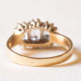 Anello vintage in oro giallo e bianco 10K con spinelli azzurri sintetici (1ctw ca.) e diamanti, anni ‘70/‘80