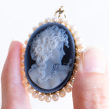 4 gioielli in 1: Collana vintage con perline bianche e con chiusura in argento e con pendente/spilla in oro giallo 14K con cammeo su agata e con perle bianche, anni ‘70