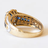 Anello a margherita + a fascia in oro giallo e in oro bianco 14K con zaffiri (1.10ctw ca.) e diamanti (0.21ctw ca.), anni ‘60