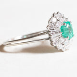Anello a margherita+ballerina vintage in oro bianco 14K con smeraldo (1ct ca.) e diamanti (1.14ctw ca.), anni ‘60/‘70