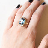 Anello vintage in oro giallo e in oro bianco 14K con spinello sintetico (6.50ct ca.) e diamanti, anni ‘80