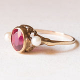 Anello antico in oro giallo 9K con rubino sintetico (1.20ct ca.) e perle bianche, anni ‘10