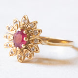 Anello a margherita vintage in oro giallo 18K con rubino (0.25ct ca.) e diamanti (0.06ctw ca.), anni ‘60