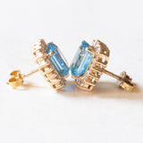 Orecchini a margherita vintage in oro giallo 14K con topazi azzurri (4.80ctw ca.) e diamanti di taglio brillante (0.72ctw ca.), anni ‘70/‘80