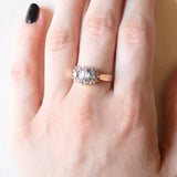 Anello vintage in oro giallo e bianco 10K con spinelli azzurri sintetici (1ctw ca.) e diamanti, anni ‘70/‘80