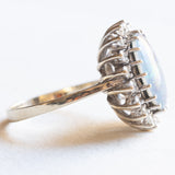 Anello a margherita vintage in oro bianco 14K con opale triplet e diamanti di taglio brillante (0.36ctw ca.), anni ‘60/‘70