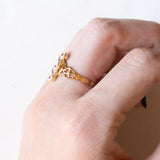 Anello in oro giallo 14K con diamanti di taglio rosetta e paste di vetro rosse, anni ‘40/‘50