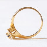 Anello a margherita vintage in oro giallo 18K con zaffiro (0.06ct ca.) e diamanti (0.09ctw ca.), anni ‘60/‘70