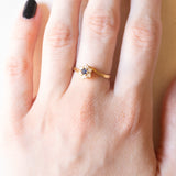 Anello a margherita vintage in oro giallo 18K con zaffiro (0.06ct ca.) e diamanti (0.09ctw ca.), anni ‘60/‘70