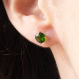 Orecchini punto luce in oro giallo 9K con cromodiopsidi