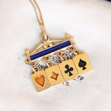 Ciondolo vintage in oro giallo 18K con smalti blu e con quattro carte pendenti con smalti arancioni e neri, anni ‘60