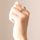 Anello vintage a navette in oro giallo e in oro bianco 14K con smeraldo (0.70ct ca.) e diamanti di taglio brillante (0.85ctw ca.), anni ‘60