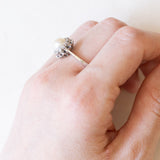 Anello vintage a margherita in oro bianco 18K con perla bianca e diamanti (0.24ctw ca.), anni ‘50/‘60