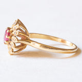 Anello a margherita vintage in oro giallo 18K con rubino (0.25ct ca.) e diamanti (0.06ctw ca.), anni ‘60