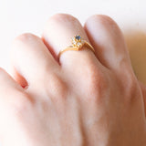 Anello a margherita vintage in oro giallo 18K con zaffiro (0.06ct ca.) e diamanti (0.09ctw ca.), anni ‘60/‘70
