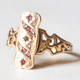 Anello in oro giallo 14K con diamanti di taglio rosetta e paste di vetro rosse, anni ‘40/‘50